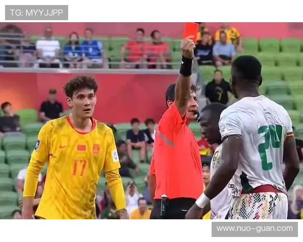 拜合拉木踩人逃红 VAR介入喀麦隆主帅暴怒